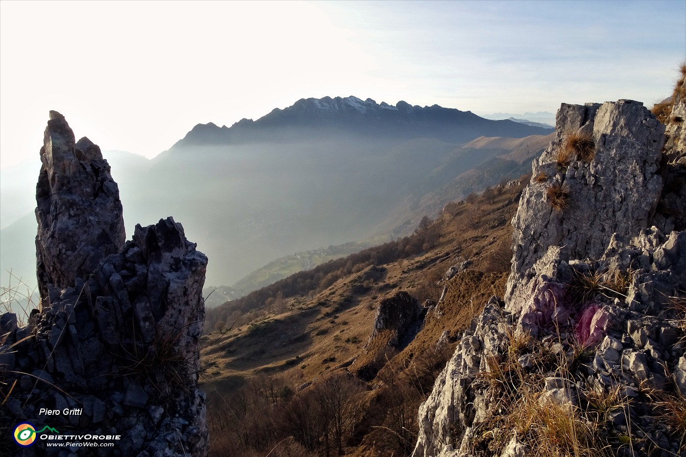 80 Su bei roccioni sovrastanti il Pralongone con vista in Resegone!.JPG -                                